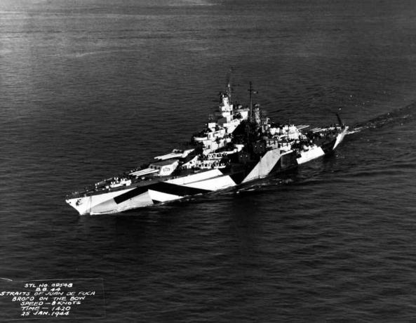 USS California (BB-44) проходил в проливах Хуан-де-Фука, штат Вашингтон, 25 января 1944 года.