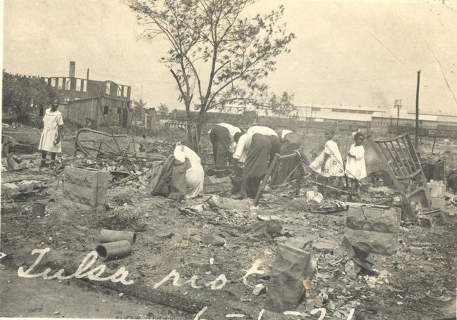 Люди ищут среди обломков после резни в Талсе, Талса, Оклахома, июнь 1921 года.