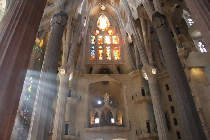 Солнечные лучи проникают через окна в La Sagrada Familia, Барселона