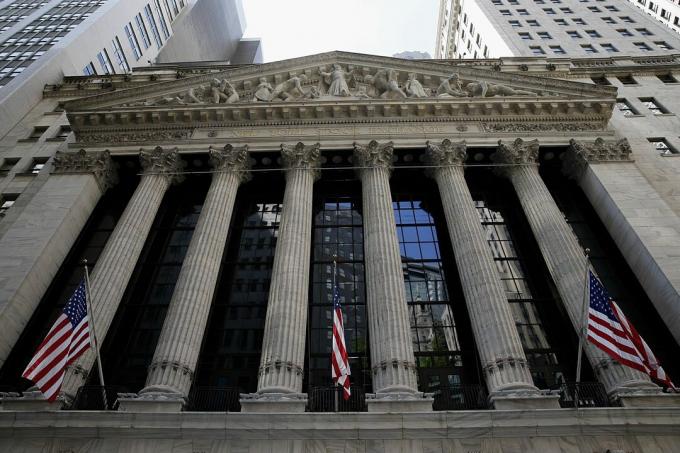Фасад NYSE с 6 рифлеными коринфскими колоннами визуально создает здание силы и классической красоты.