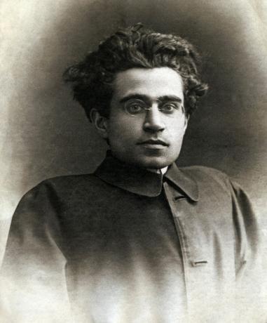 Антонио Грамши (1891-1937), политик; до вступления в Социалистическую партию, а затем один из основателей Коммунистической партии Италии в 1921 году