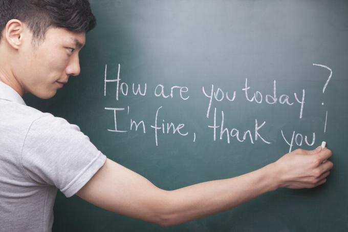 Estudiante Practicando Frases en Inglés