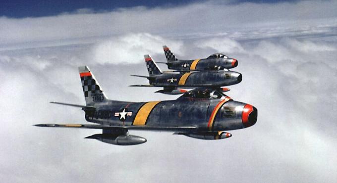 Три истребителя F-86 Sabre летят в строю.