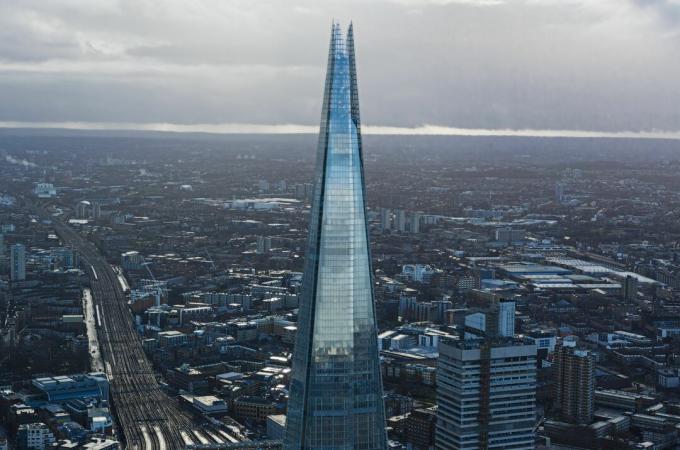 Небоскреб Shard в Лондоне, Renzo Piano, острый, хрустальная пирамида, угловой стеклянный фасад, 2012