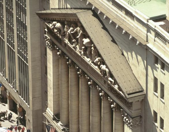 NYSE Broad Street фасад сверху, фронтон, мансардное окно