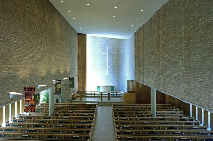 церковный интерьер, разработанный Элиэлем Саариненом и Ээро Саариненом