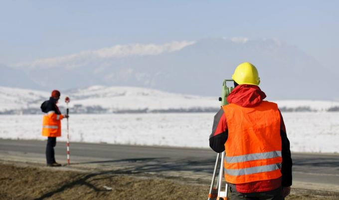 землеустроитель работает в зимнем поле